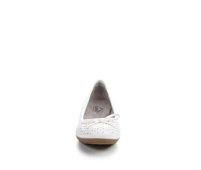 Women's Cliffs by White Mountain Chelby Flats