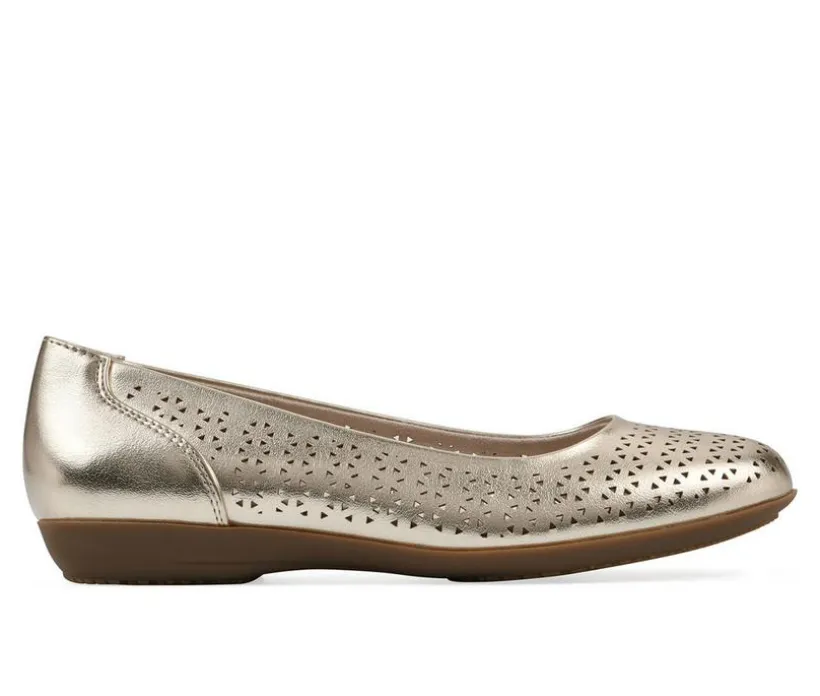 Women's Cliffs by White Mountain Cindy Flats