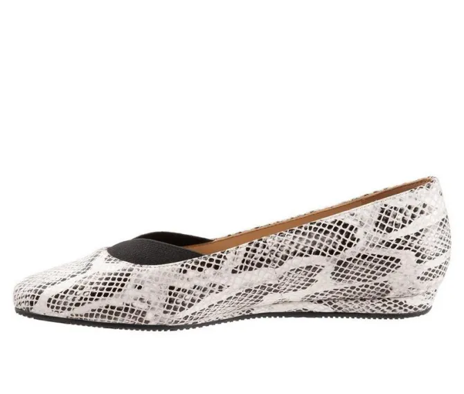 Women's Softwalk Vianna Flats