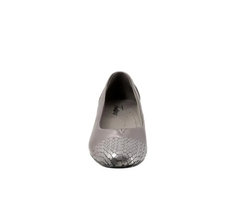 Women's Trotters Daisy Pumps