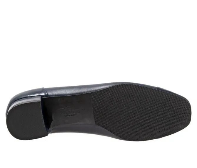 Women's Trotters Daisy Pumps