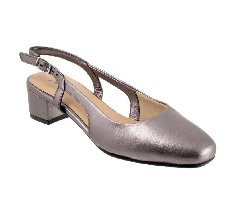 Women's Trotters Dottie Pumps