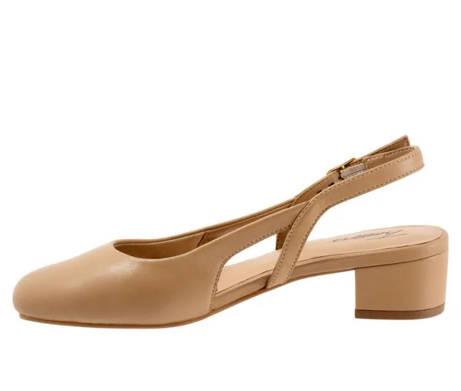 Women's Trotters Dottie Pumps