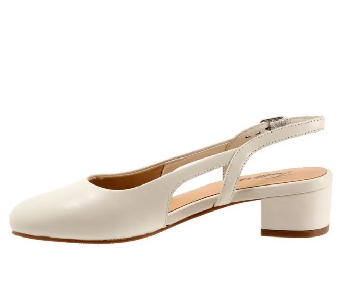 Women's Trotters Dottie Pumps