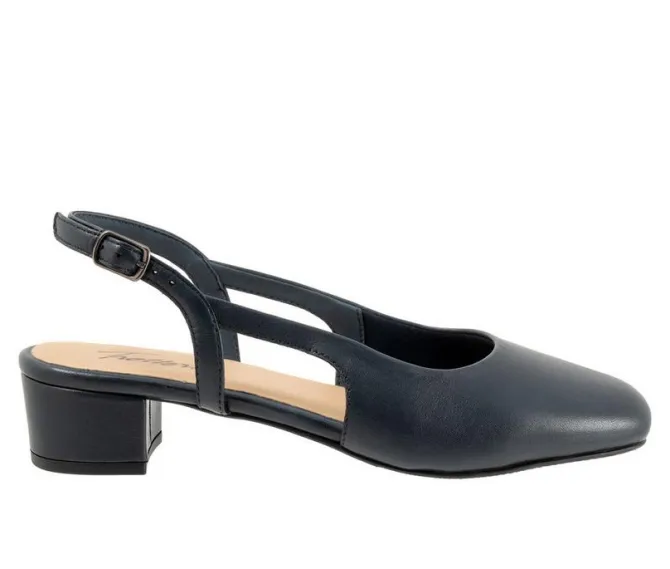 Women's Trotters Dottie Pumps