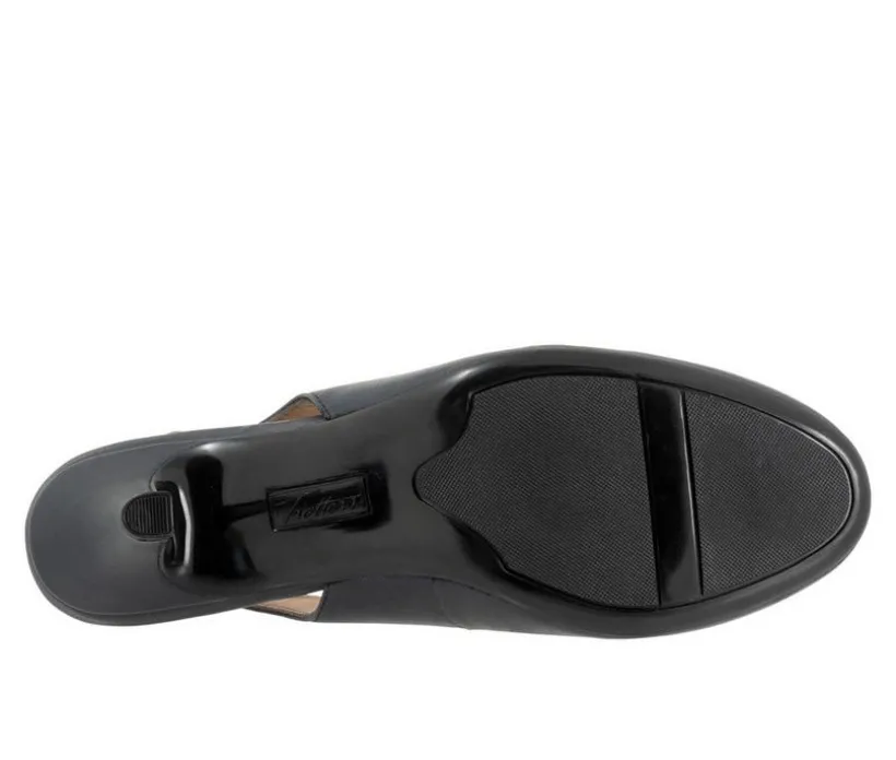 Women's Trotters Lexi Pumps